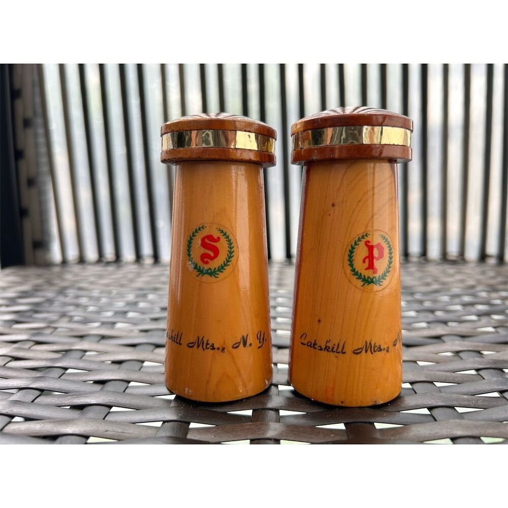 Vintage Catskill Mtns NY Wooden Salt & Pepper Shaker Set Souvenir